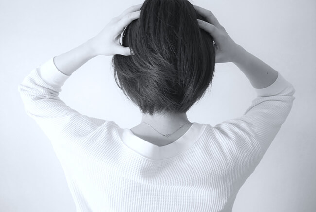 頭を抱える女性のイメージ画像