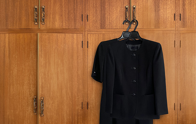 お悔やみ・弔問で駆けつける時の服装マナー香典やについて解説!お供え物は持っていく?