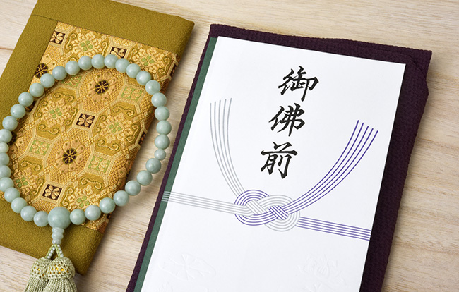法事の三回忌で持参する香典の金額目安一覧【書き方や渡し方などマナーも分かる!】