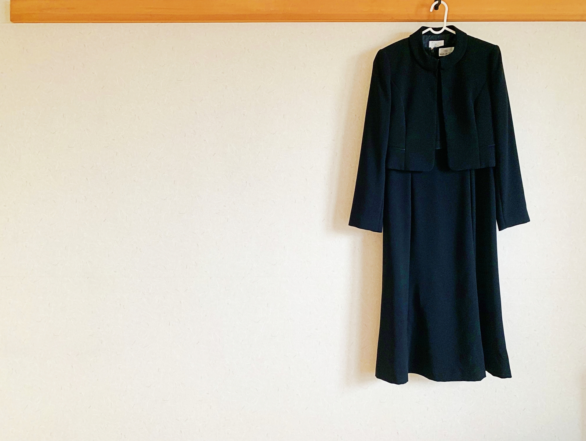 葬式に参列する際の服装の選び方は?喪服の格式についても紹介