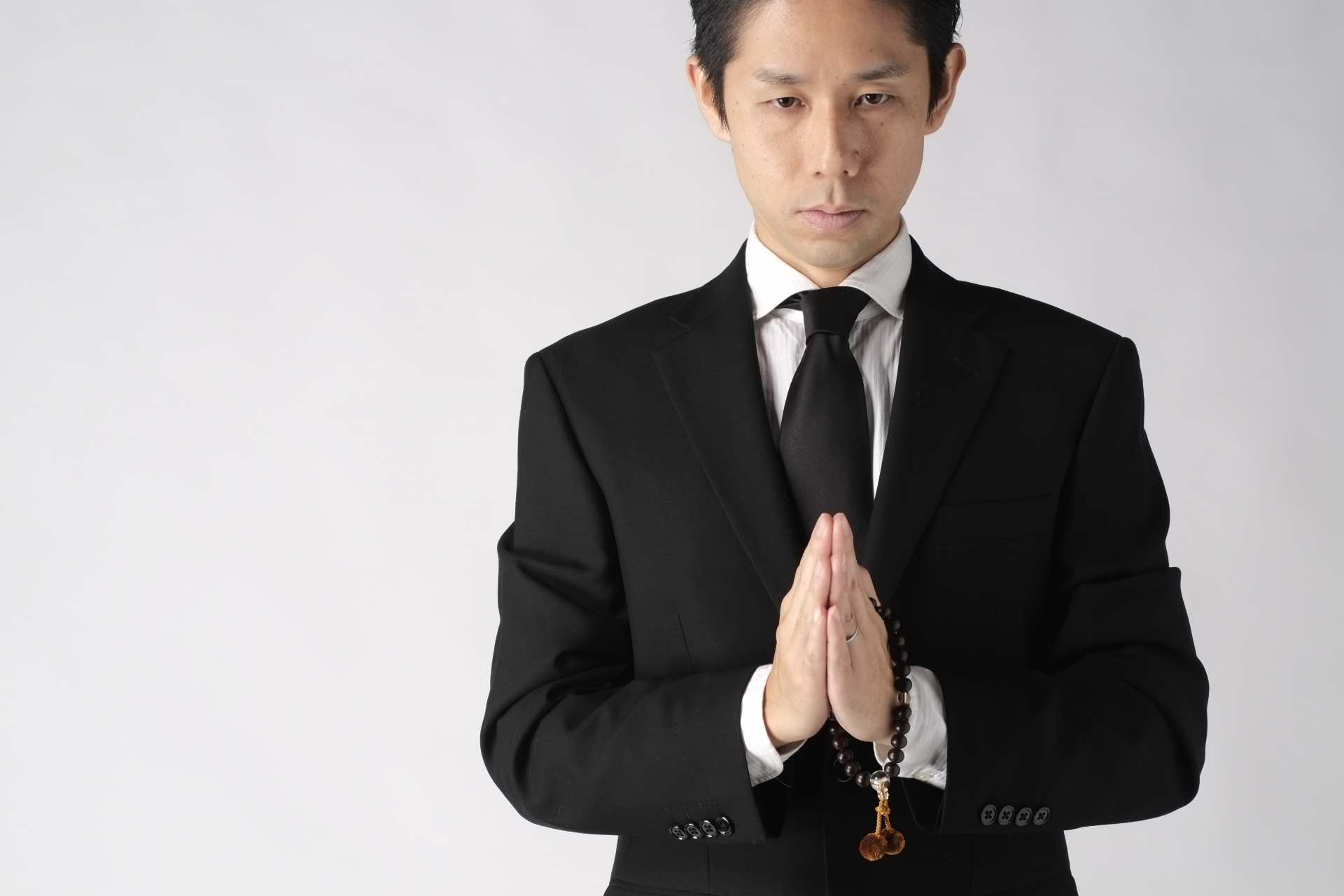 お葬式にベスト着用はアリ?ナシ?お葬式に適した服装についても解説