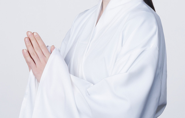 死装束はなぜ左前で着せるのか?理由と着せ方の注意点を解説