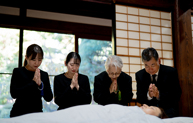 家族葬に誰も呼ばないことは可能?人を呼ばない際の対応について解説