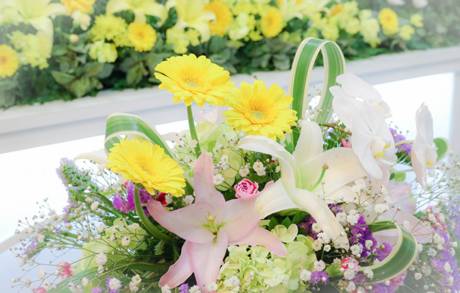 供花が設けられている斎場に配備されている芳名板とは?