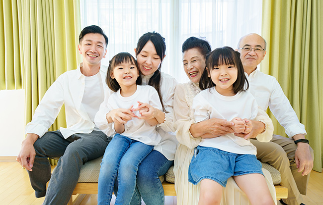 贈与にかかる税金は?贈与税がかかる範囲や相続税との違い