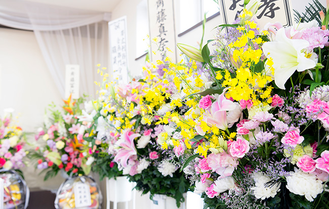 家族葬で花を贈るには?花の種類や選び方をご紹介します