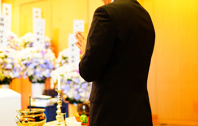 家族葬に参列!身内の葬儀の香典相場やマナーとは?