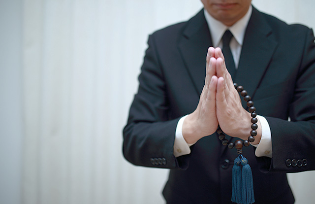 葬式での礼拝(らいはい)の作法とは?宗派による違いも解説