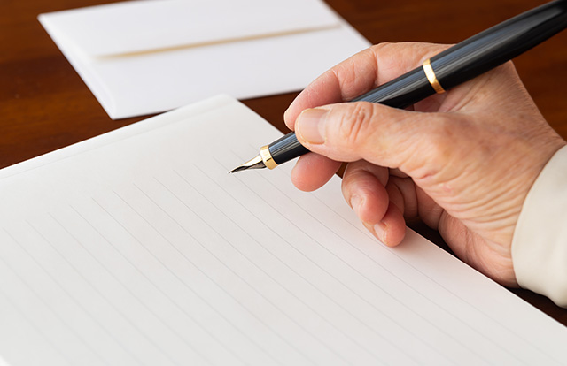 死亡通知の書き方や適切な時期は?作成のポイントと文例も紹介