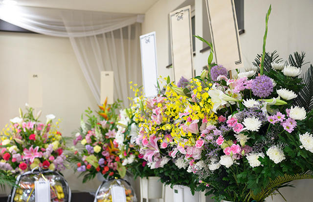 お通夜にお花を送っても大丈夫?「供花」のマナーや種類、相場も徹底解説!